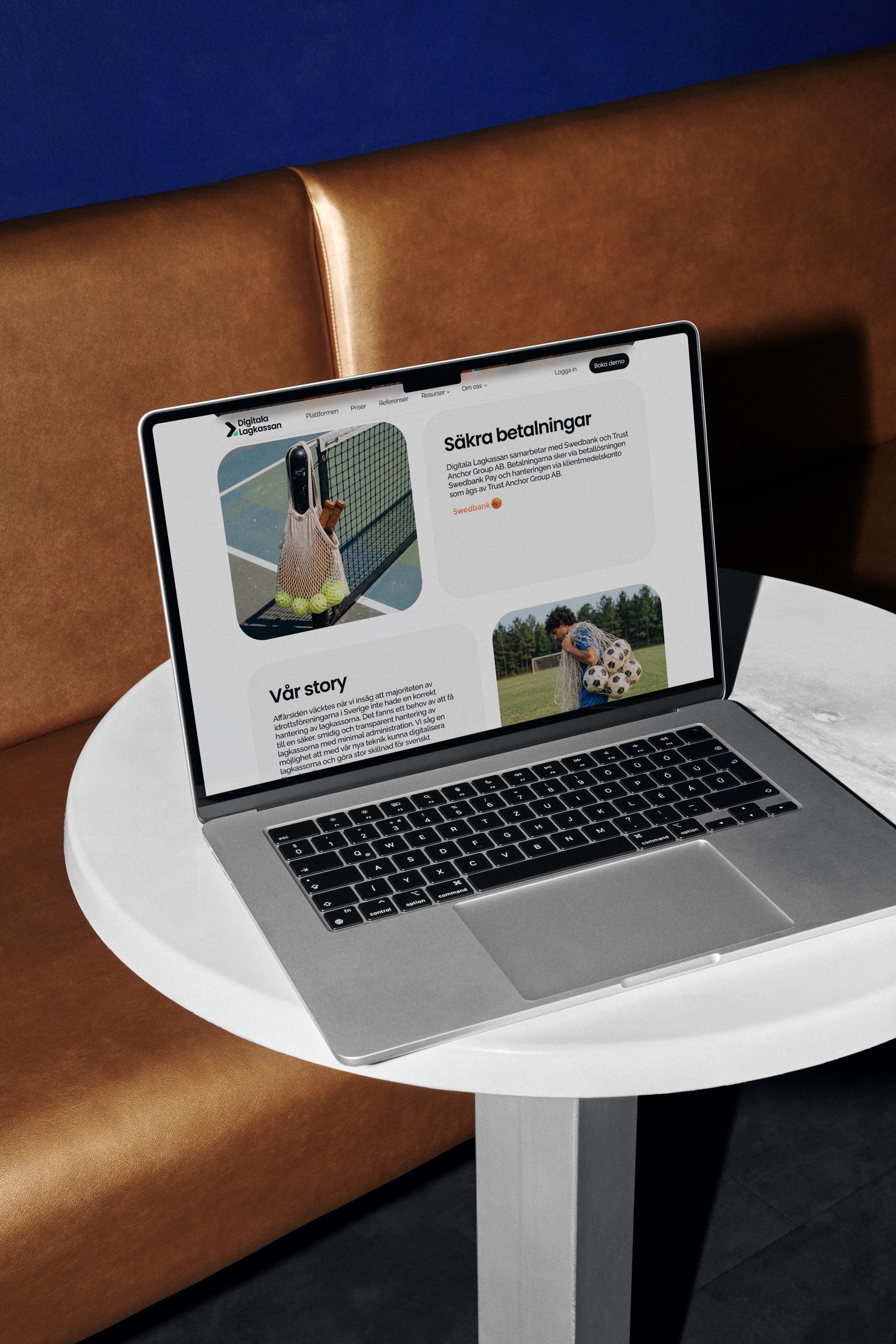 Laptop on a café table showing the “Säkra betalningar” and “Vår story” sections