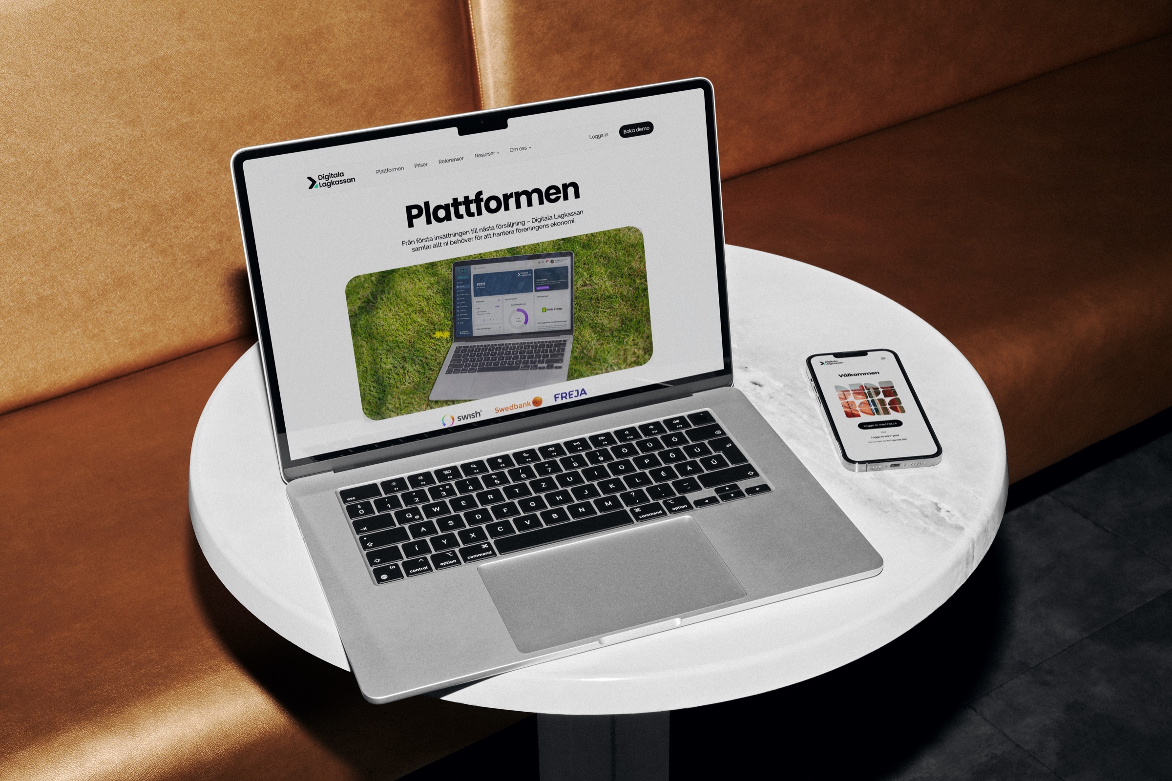 Laptop showing the Plattformen page next to a phone with the mobile login page